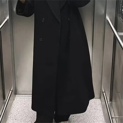 מעיל ארוך מחויט בגזרה נקייה עם כפתורים כפולים